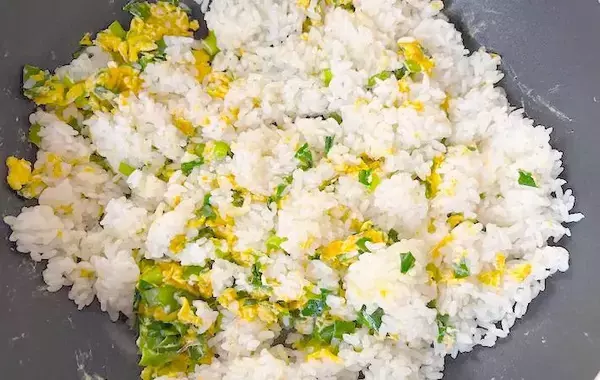 4歳娘が朝からモリモリ食べた！　いつものチャーハンに加えた『野菜』に「意外と食べやすい」