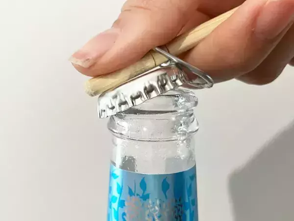 余っている割り箸で代用！　栓抜きを買わずに瓶の蓋を開ける裏ワザ