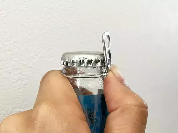 余っている割り箸で代用！　栓抜きを買わずに瓶の蓋を開ける裏ワザ