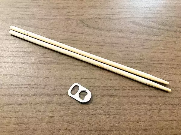 余っている割り箸で代用！　栓抜きを買わずに瓶の蓋を開ける裏ワザ