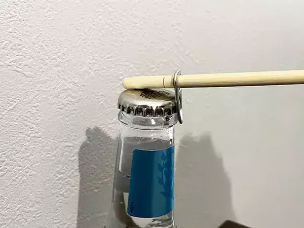 余っている割り箸で代用！　栓抜きを買わずに瓶の蓋を開ける裏ワザ