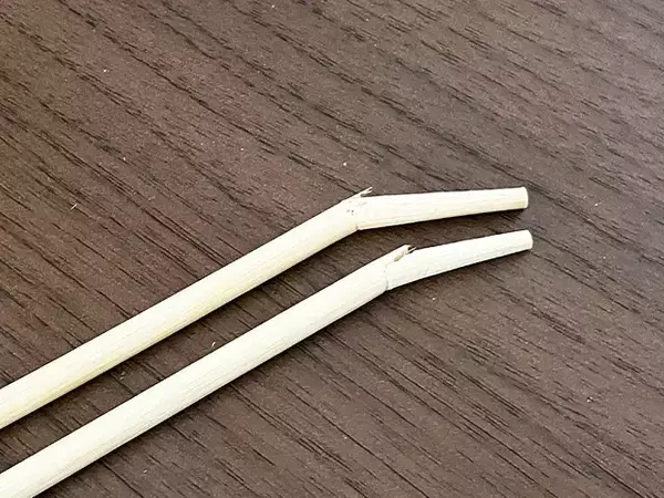 余っている割り箸で代用！　栓抜きを買わずに瓶の蓋を開ける裏ワザ