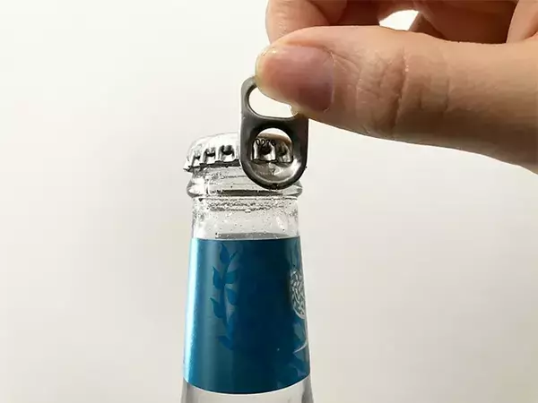 余っている割り箸で代用！　栓抜きを買わずに瓶の蓋を開ける裏ワザ