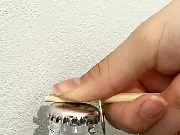 余っている割り箸で代用！　栓抜きを買わずに瓶の蓋を開ける裏ワザ