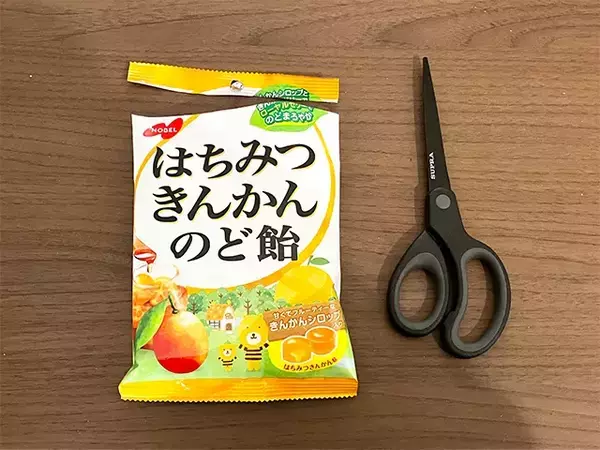 カバンの中でお菓子が散乱しない！　穴あけパンチを活用した袋の裏ワザ