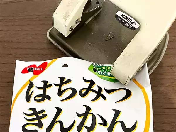 カバンの中でお菓子が散乱しない！　穴あけパンチを活用した袋の裏ワザ