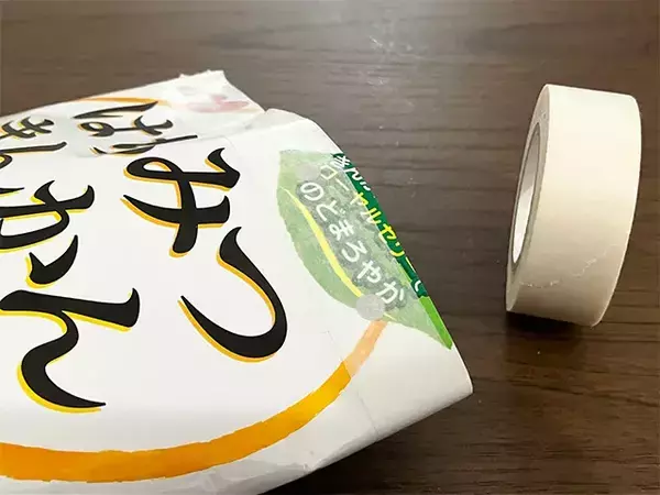 カバンの中でお菓子が散乱しない！　穴あけパンチを活用した袋の裏ワザ