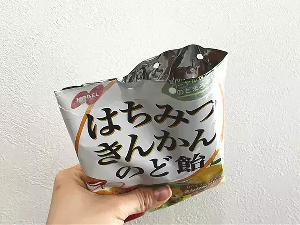 カバンの中でお菓子が散乱しない！　穴あけパンチを活用した袋の裏ワザ