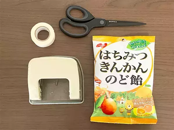 カバンの中でお菓子が散乱しない！　穴あけパンチを活用した袋の裏ワザ