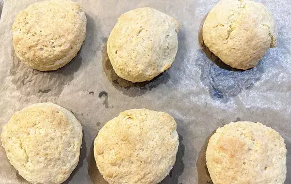 ホットケーキミックスに「材料1つ」混ぜるだけ！　驚くほどしっとりなスコーンが完成