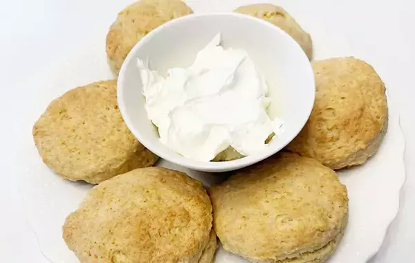 ホットケーキミックスに「材料1つ」混ぜるだけ！　驚くほどしっとりなスコーンが完成