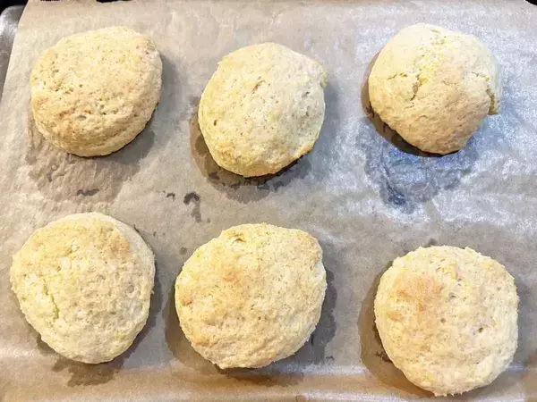 ホットケーキミックスに「材料1つ」混ぜるだけ！　驚くほどしっとりなスコーンが完成