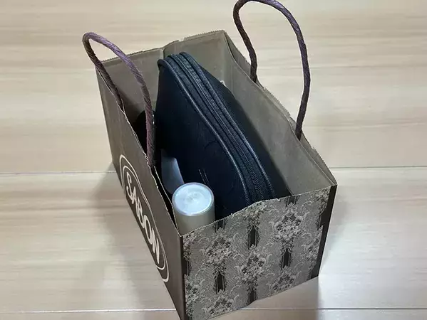 自宅の中で持ち運べる！　余った紙袋で収納ボックスを作る方法