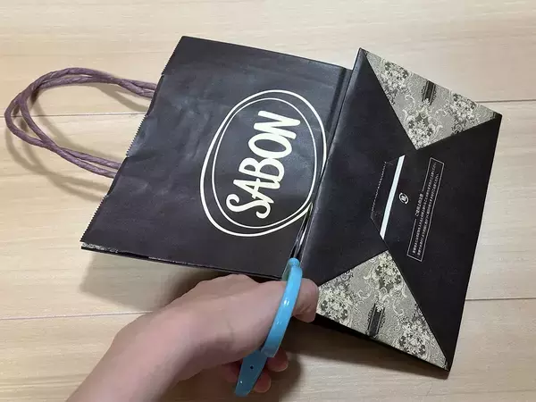 自宅の中で持ち運べる！　余った紙袋で収納ボックスを作る方法