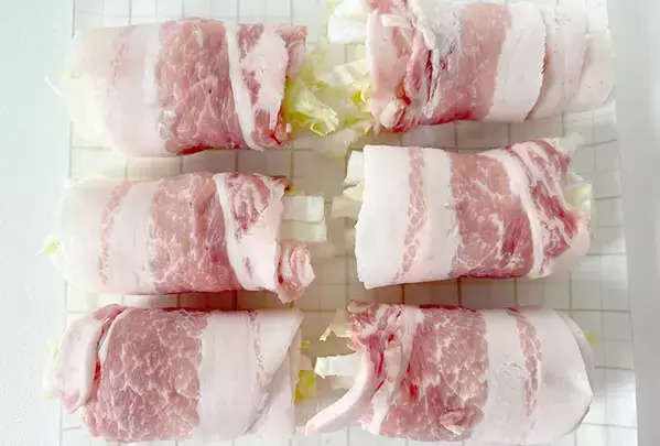豚バラでくるくる巻いたのは…　できた簡単おかずに「家族分も完食！」「レンチン5分」