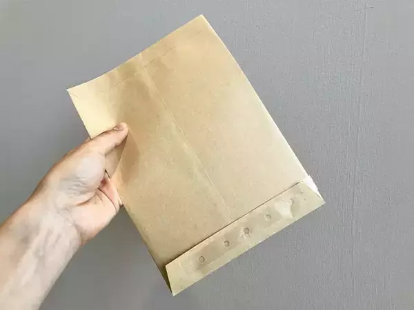 封筒に穴を開けてテープで固定！　出し入れがラクになる閉じ方