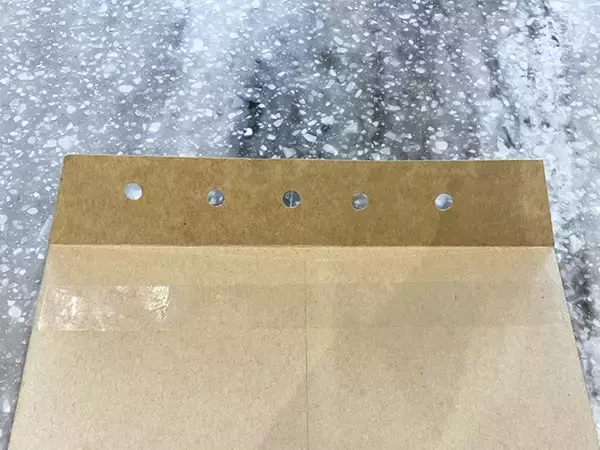 封筒に穴を開けてテープで固定！　出し入れがラクになる閉じ方