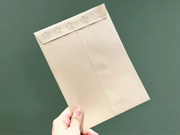 封筒に穴を開けてテープで固定！　出し入れがラクになる閉じ方