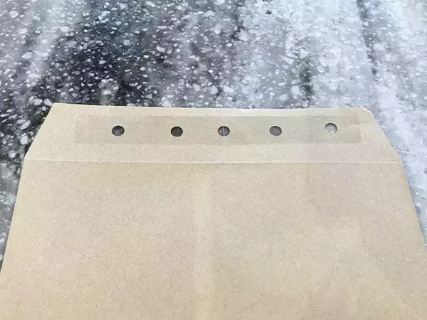 封筒に穴を開けてテープで固定！　出し入れがラクになる閉じ方