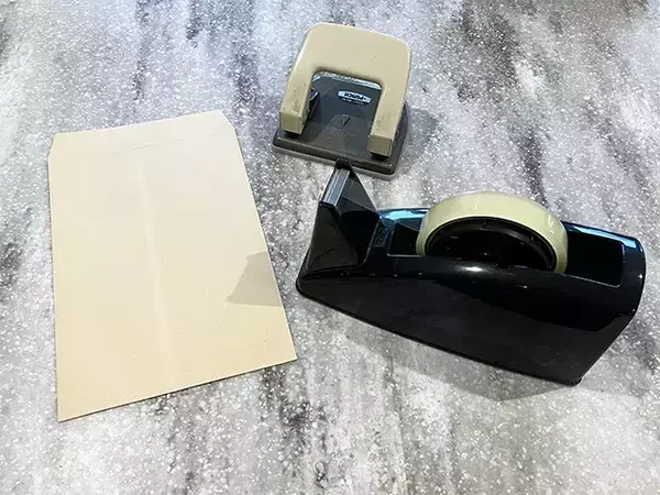 封筒に穴を開けてテープで固定！　出し入れがラクになる閉じ方