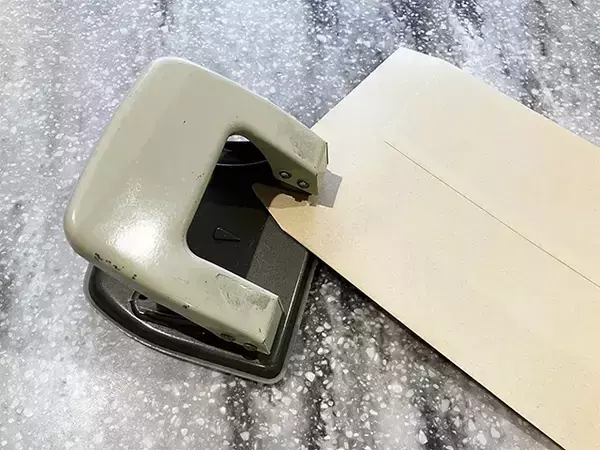 封筒に穴を開けてテープで固定！　出し入れがラクになる閉じ方