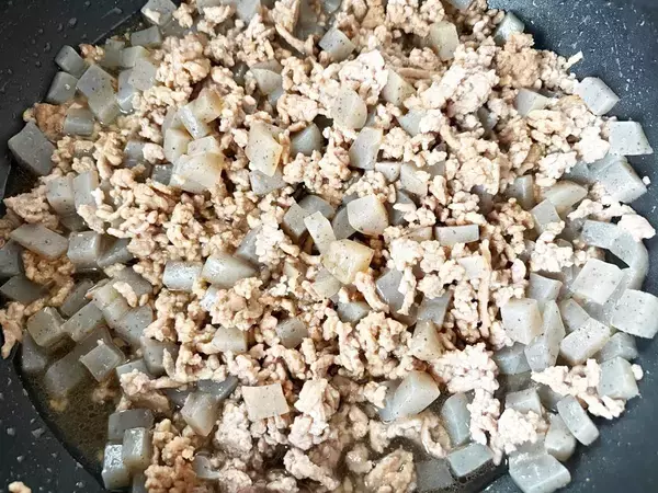 豚そぼろに「1袋」入れてみて！　お財布に優しい「節約レシピ」【調理15分】