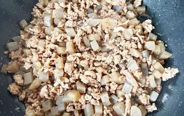 豚そぼろに「1袋」入れてみて！　お財布に優しい「節約レシピ」【調理15分】