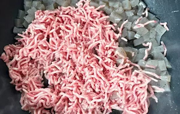 豚そぼろに「1袋」入れてみて！　お財布に優しい「節約レシピ」【調理15分】