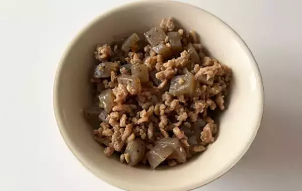 豚そぼろに「1袋」入れてみて！　お財布に優しい「節約レシピ」【調理15分】