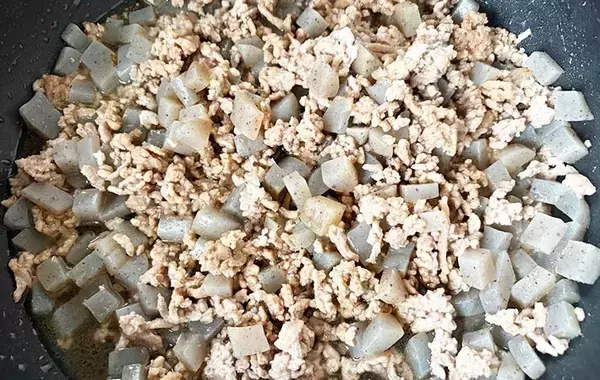 豚そぼろに「1袋」入れてみて！　お財布に優しい「節約レシピ」【調理15分】