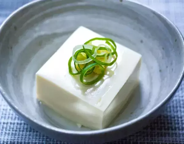 豆腐の端を少し斜めにカットするだけ　見慣れた姿が激変する工夫に「マジか」「作ってみたい」【食べ方テク4選】