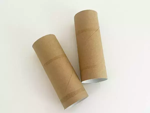 トイレットペーパーの芯をハンガーに差し込むだけ！　服の型崩れが解消する簡単ライフハック