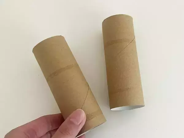 トイレットペーパーの芯をハンガーに差し込むだけ！　服の型崩れが解消する簡単ライフハック