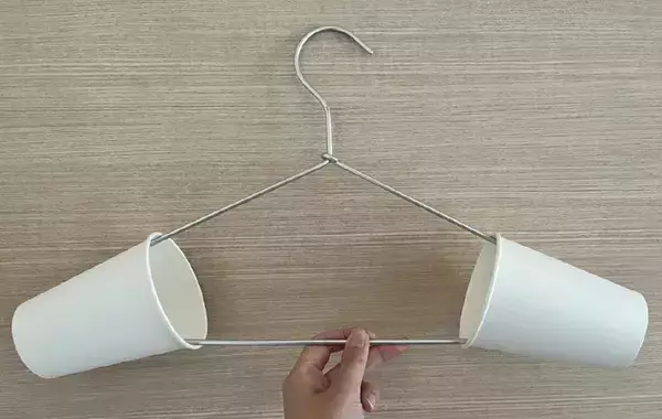 トイレットペーパーの芯をハンガーに差し込むだけ！　服の型崩れが解消する簡単ライフハック