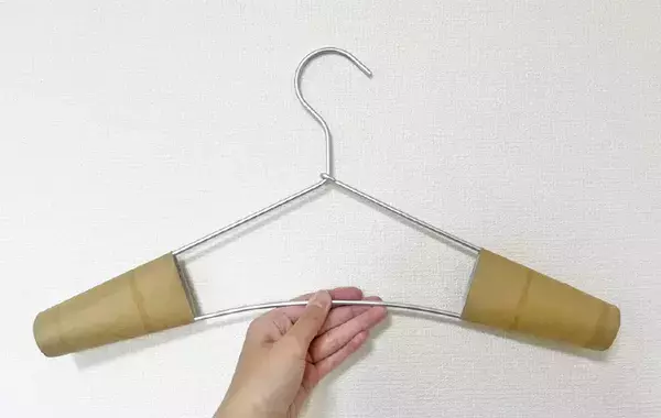 トイレットペーパーの芯をハンガーに差し込むだけ！　服の型崩れが解消する簡単ライフハック