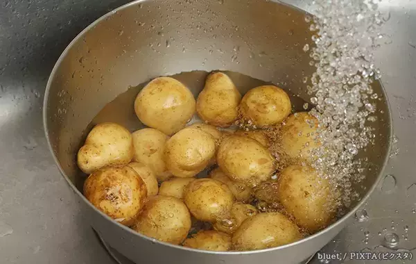 新ジャガをゆでる時、水？お湯？　大手スーパー直伝の「煮崩れしないコツ」