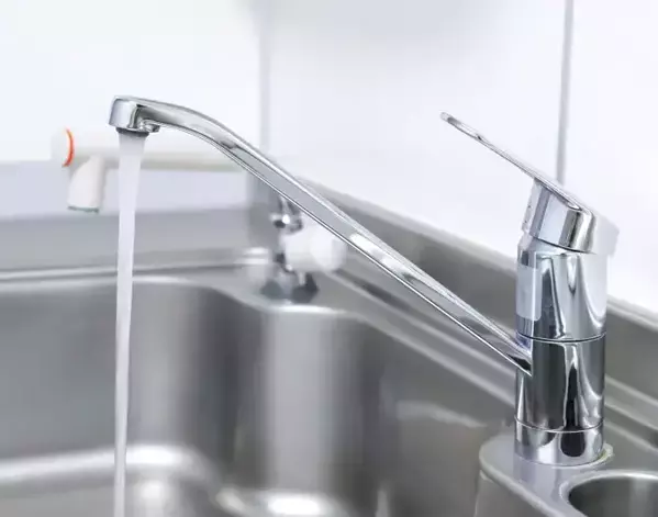 蛇口の頑固な汚れ　キッチンペーパーを使った掃除テクがこちら【水回りの掃除術4選】