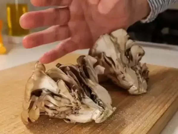 マイタケに片栗粉をまぶし重しをして焼けば？　ステーキのような仕上がりで「毎日の献立が楽」