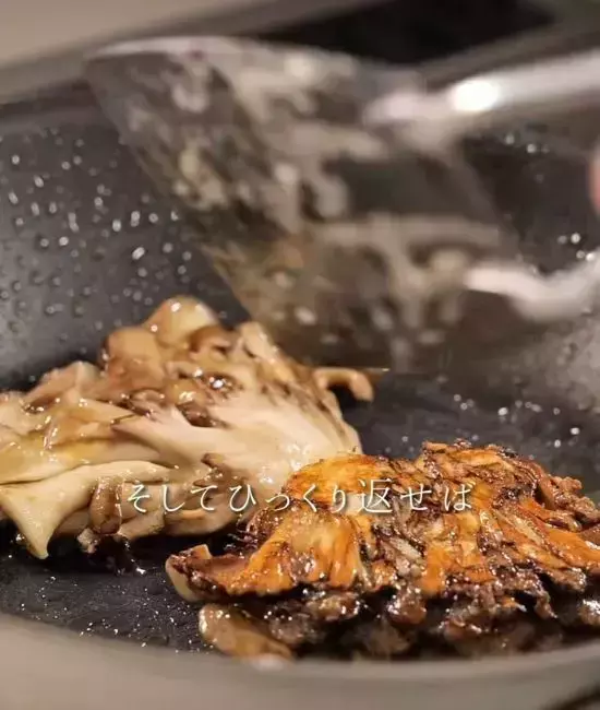 マイタケに片栗粉をまぶし重しをして焼けば？　ステーキのような仕上がりで「毎日の献立が楽」