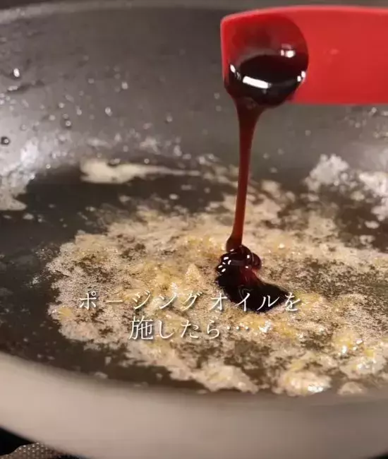 マイタケに片栗粉をまぶし重しをして焼けば？　ステーキのような仕上がりで「毎日の献立が楽」