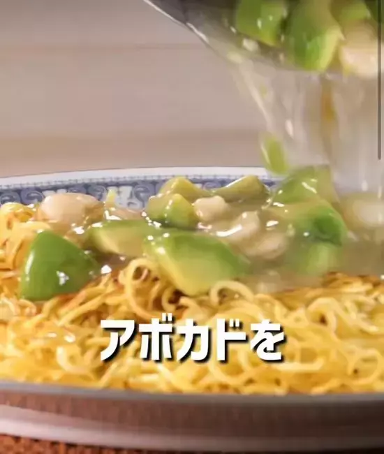 焼きそばに『アボカド』を合わせると…　まさかの組み合わせに「この発想はなかった」