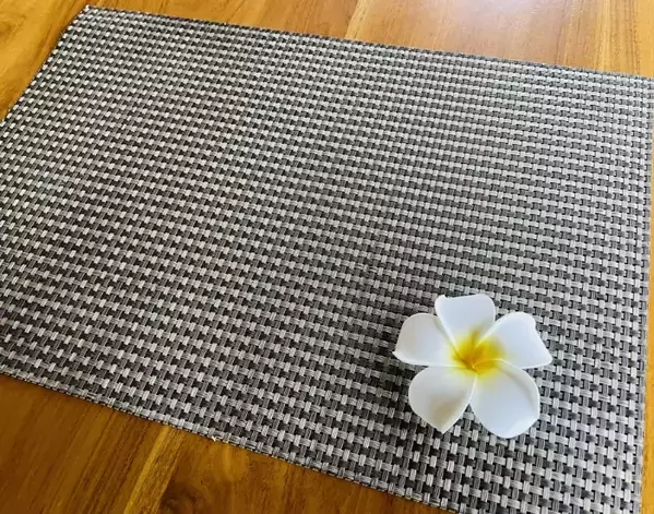 セリアのランチョンマットを丸めてみて！　まさかのインテリアに「高級感がすごい」【活用法4選】