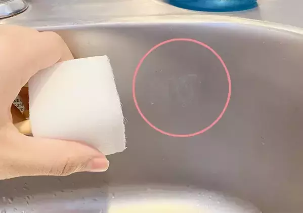 ダイソーの“脚付き”スポンジがすごい　キッチンの水アカ掃除に使ってみると…【検証】