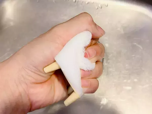 ダイソーの“脚付き”スポンジがすごい　キッチンの水アカ掃除に使ってみると…【検証】