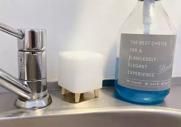 ダイソーの“脚付き”スポンジがすごい　キッチンの水アカ掃除に使ってみると…【検証】