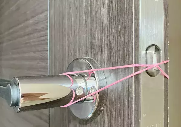 【簡単】30秒で完了！　輪ゴム1本をドアノブにかけて開閉音を抑える手順