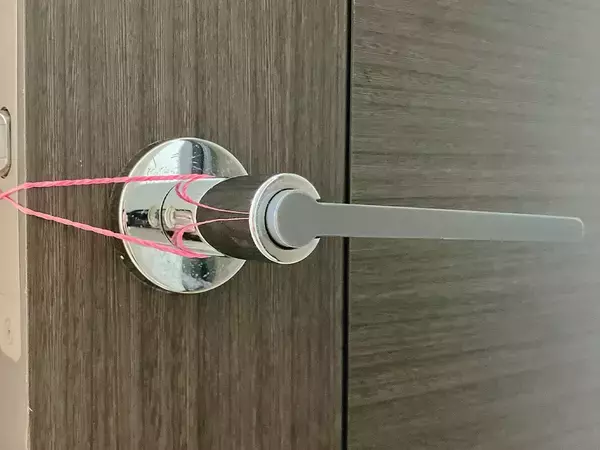 【簡単】30秒で完了！　輪ゴム1本をドアノブにかけて開閉音を抑える手順