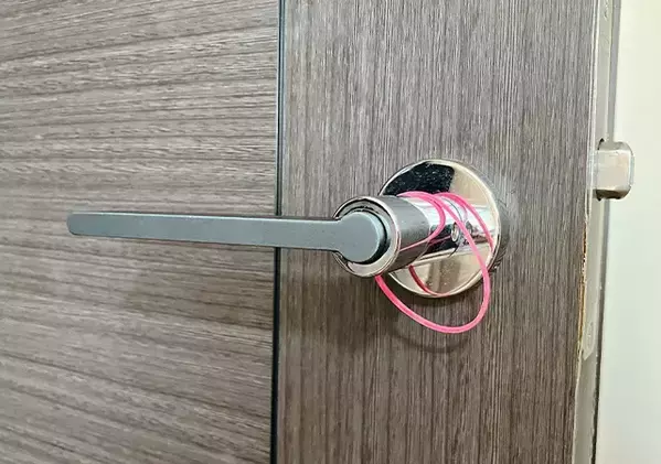 【簡単】30秒で完了！　輪ゴム1本をドアノブにかけて開閉音を抑える手順