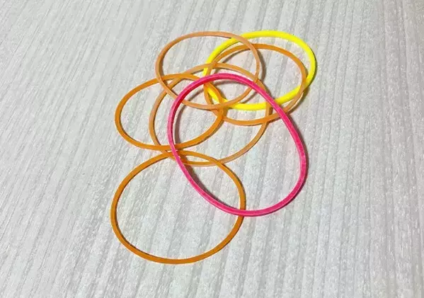 【簡単】30秒で完了！　輪ゴム1本をドアノブにかけて開閉音を抑える手順