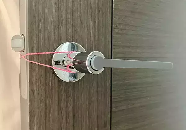 【簡単】30秒で完了！　輪ゴム1本をドアノブにかけて開閉音を抑える手順